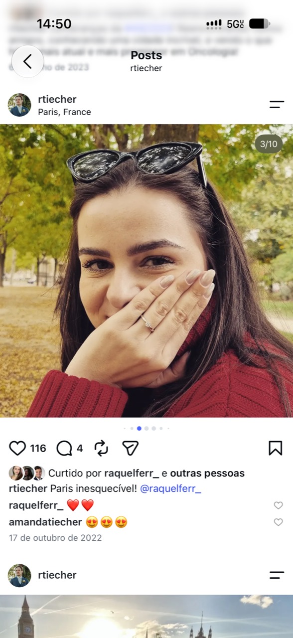 Raquel em Paris, sorrindo com a mão junto à boca e mostrando o anel de noivado.